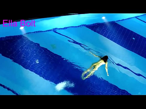 ❤️ నేను చూడటం ఆపలేను, ELLA BOLT రిసార్ట్ పూల్లో నగ్నంగా ఈత కొడుతూ దొరికిన యువ అందగత్తె ☑ సెక్స్ వీడియో మా వద్ద ❌️